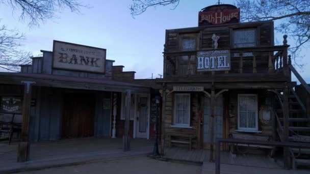 Famoso Pioneertown en California por la noche - CALIFORNIA, Estados Unidos - 18 de MARZO de 2019 — Vídeo de stock