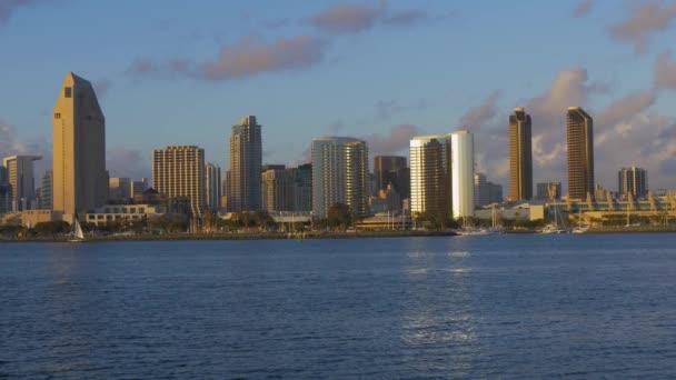 Vacker skyline av San Diego vid solnedgången - CALIFORNIA, USA - 18 mars 2019 — Stockvideo