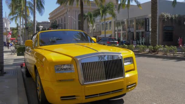 Rolls Royce Parkoviště u Rodeo Drive v Beverly Hills - CALIFORNIA, USA - MARCH 18, 2019 — Stock video