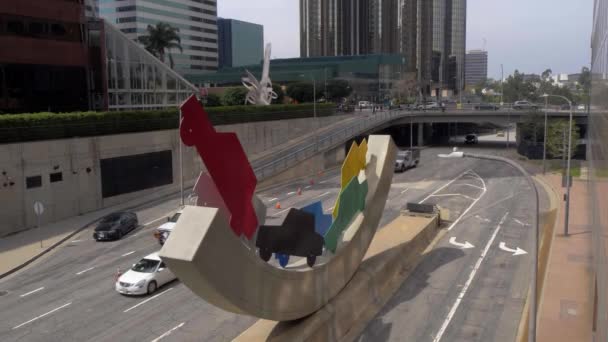 Rzeźba sztuki współczesnej w centrum Los Angeles - KALIFORNIA, USA - Marzec 18, 2019 — Wideo stockowe