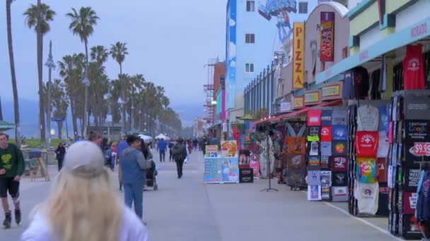 Venice Beach South Ocean Walk am Abend - CALIFORNIA, USA - 18. MÄRZ 2019 — Stockvideo