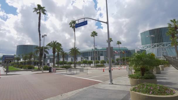 Los Angeles Convention Center in downtown - CALIFORNIA, USA - MARCH 18, 2019 — Stock Video