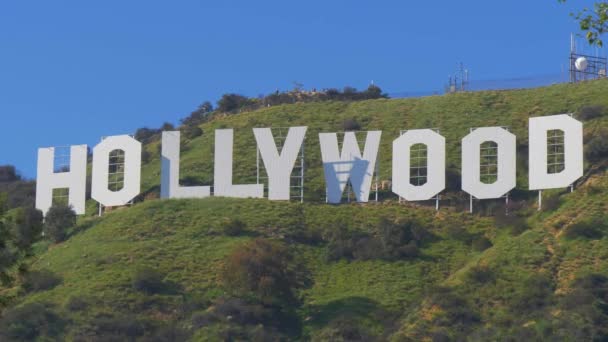 Hollywoodskylt i Hollywoods backar - CALIFORNIA, USA - 18 mars 2019 — Stockvideo