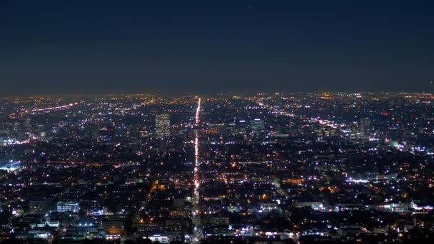 Los Angeles på natten - flygutsikt från Hollywood Hills — Stockvideo