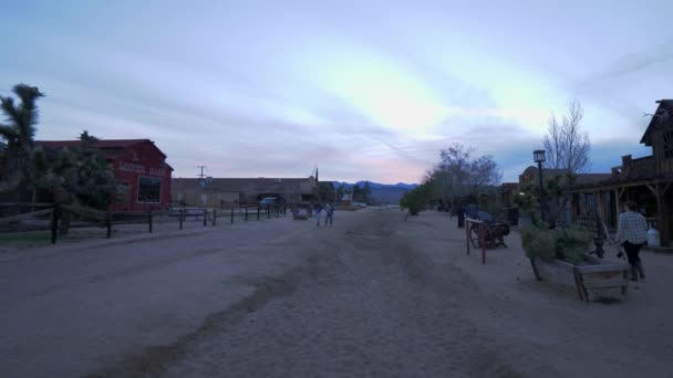 Pioneertown en la Cuenca del Morongo en Calfornia - CALIFORNIA, EE.UU. - 18 DE MARZO DE 2019 — Vídeo de stock