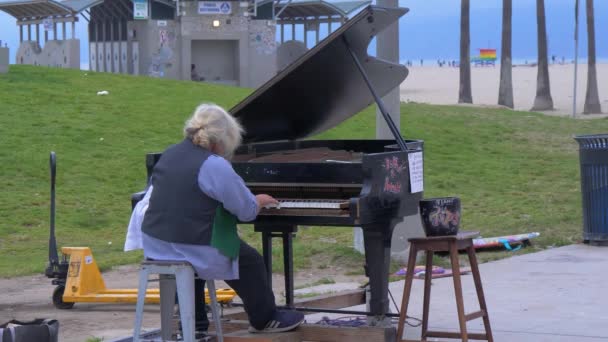 베네치아 해변의해 안 지대의 피아노 연주자 - CALIFORNIA, USA - MARCH 18, 2019 — 비디오