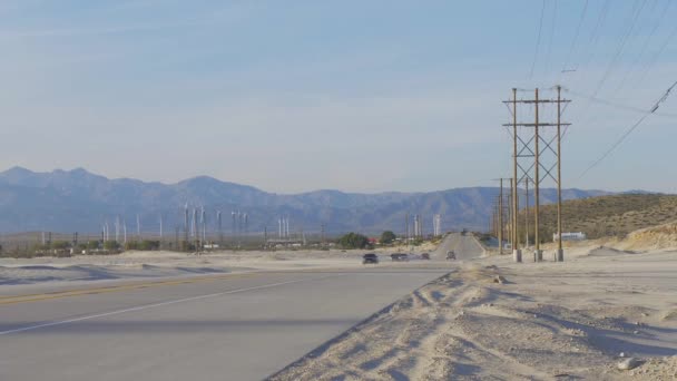 Nevada Çölü 'ndeki Windmill Parkı - CALIFORNIA, ABD - 18 Mart 2019 — Stok video