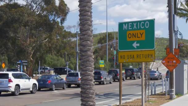 Road to Mexico at San Ysidro - CALIFORNIA, Verenigde Staten - 18 maart 2019 — Stockvideo