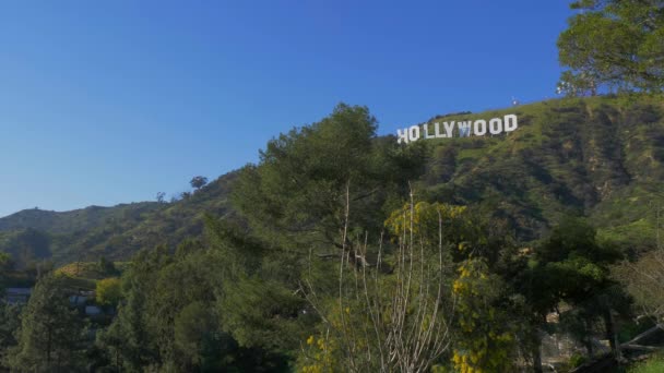 Hollywood-uithangbord in de heuvels van Hollywood - CALIFORNIA, USA - 18 maart 2019 — Stockvideo