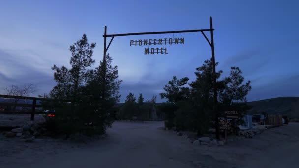 Pioneertown en la Cuenca del Morongo en Calfornia - CALIFORNIA, EE.UU. - 18 DE MARZO DE 2019 — Vídeo de stock