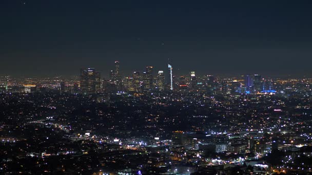 Las luces de la ciudad de Los Ángeles por la noche - vista aérea — Vídeos de Stock