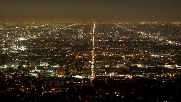 Лос - Анджелес вночі. Авіаційний вид з Голлівудських пагорбів. — стокове відео