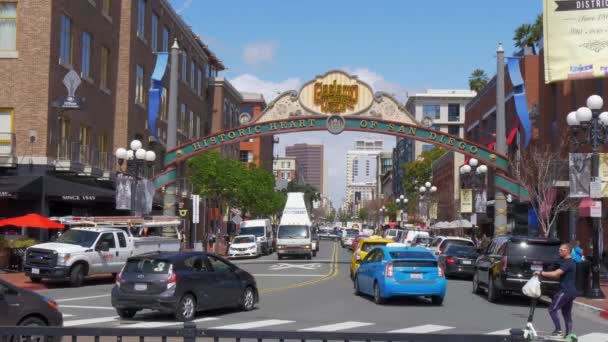 Gaslamp Quarter in San Diego Downtown - CALIFORNIA, USA - 18. MÄRZ 2019 — Stockvideo
