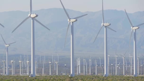 Větrné mlýny v Palm Springs v Kalifornii — Stock video