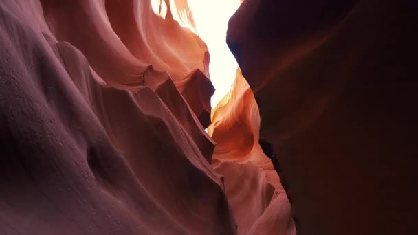 Formazioni di arenaria curva all'Antelope Canyon — Video Stock