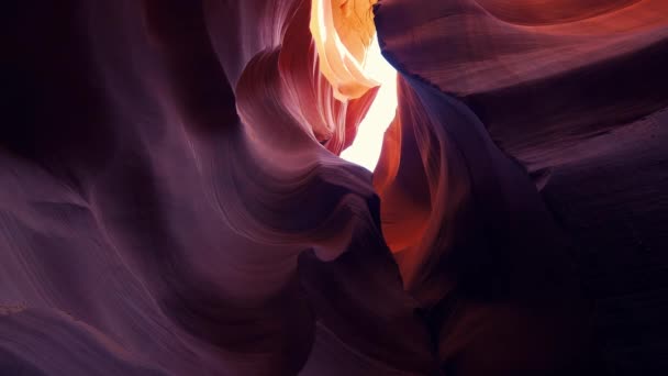 Antelope Canyon - erstaunliche Farben der Sandsteinfelsen — Stockvideo