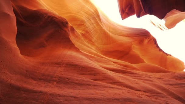 Gebogene Sandsteinformationen am Antelope Canyon — Stockvideo