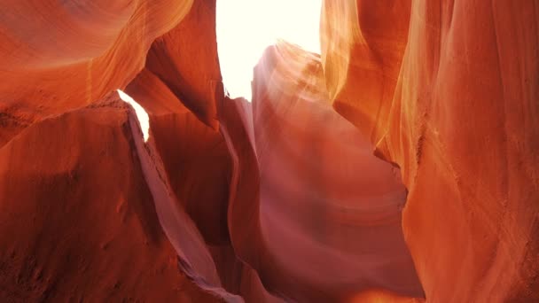 Antelope Canyon - verbazingwekkende kleuren van de zandstenen rotsen — Stockvideo