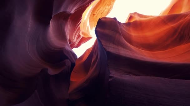 Antelope Canyon - csodálatos színek a homokkő sziklák — Stock videók