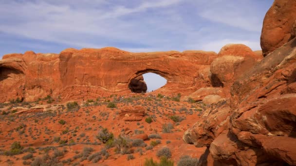 Maravillosas esculturas de roca roja en el Parque Nacional Arches Utah — Vídeo de stock