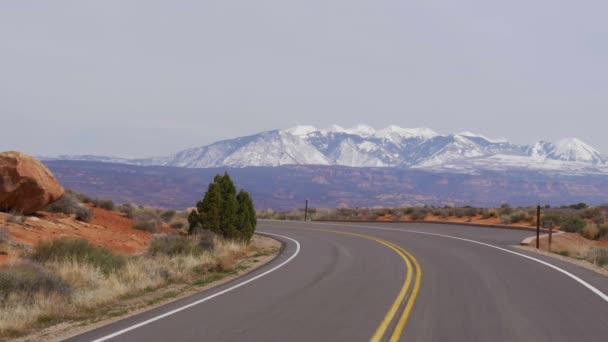 Route panoramique à travers le parc national des Arches dans l'Utah — Video