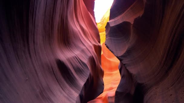 Καμπύλοι σχηματισμοί ψαμμίτη στο Antelope Canyon — Αρχείο Βίντεο