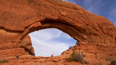 Arches Ulusal Parkı 'na tırmanan ziyaretçiler - UTAH, ABD - 20 Mart 2019