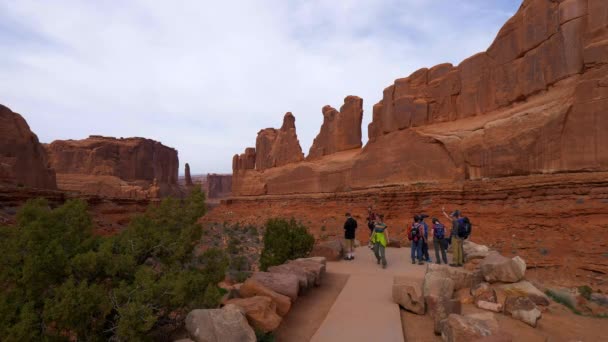 Turistler Utah 'taki Arches Ulusal Parkı' nı ziyaret ettiler - UTAH, ABD - 20 Mart 2019 — Stok video