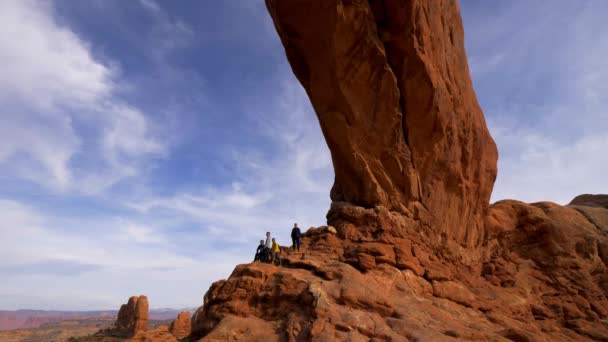 Besucher erklimmen den Bogen im Arches National Park - UTAH, USA - 20. März 2019 — Stockvideo