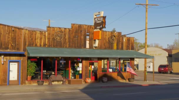 Restaurant mexicain américain dans le village historique de Lone Pine - LONE PINE CA, États-Unis - 29 MARS 2019 — Video