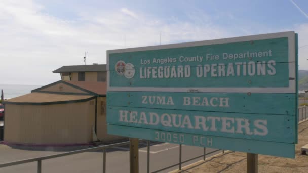 Sede centrale di Malibu Lifeguards a Zuma Beach - MALIBU, USA - 29 marzo 2019 — Video Stock