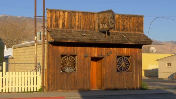 Wild West Bar v historické vesnici Lone Pine - LONE PINE CA, USA - MARCH 29, 2019 — Stock video