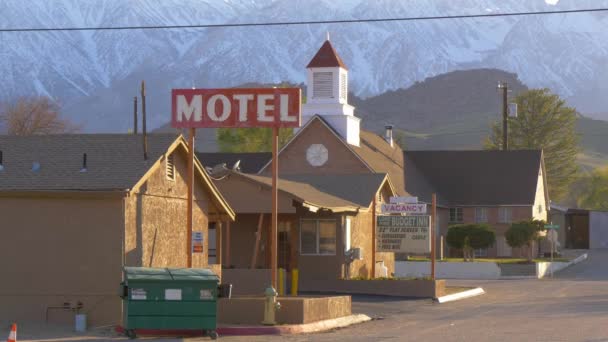 Мотель в історичному селі Лоун Пайн - Лоне Пайн CA, США - 29 БЕРЕЗНЯ 2019 — стокове відео