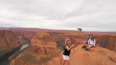 Arizona 'daki Horseshoe Bend 29 Mart 2019' da Amerika Birleşik Devletleri 'nin PAGE şehrinde popüler bir dönüm noktasıdır.