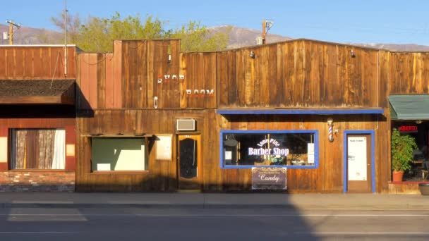 Shops in the historic village of Lone Pine - LONE PINE CA, USA - MARCH 29, 2019 — Stock Video