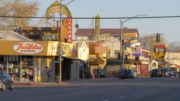 Hoofdstraat in het historische dorp Lone Pine - LONE PINE CA, Verenigde Staten - 29 maart 2019 — Stockvideo