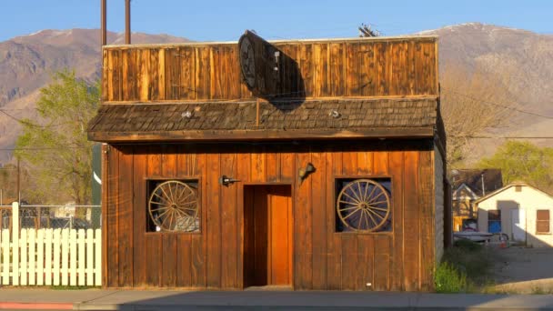 Wild West Bar in the historic village of Lone Pine - LONE PINE CA, USA - MARCH 29, 2019 — Stock Video