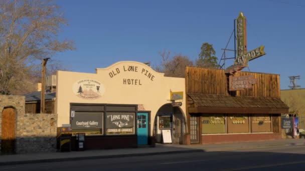 Old Lone Pine Hotel-самотній сосна Каліфорнія, США-29 березня 2019 — стокове відео