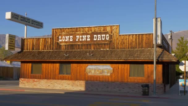 Houten Drugswinkel in het historische dorp Lone Pine - LONE PINE CA, USA - 29 maart 2019 — Stockvideo