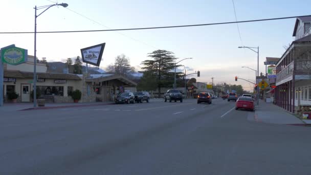 Pemandangan jalan biasa di desa bersejarah Lone Pine - LONE PINE CA, Amerika Serikat - MARCH 29, 2019 — Stok Video