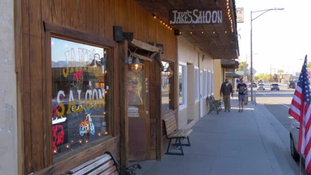 Jakes Wild West Saloon in het historische dorp Lone Pine - LONE PINE CA, USA - 29 maart 2019 — Stockvideo
