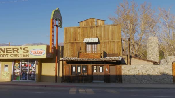 Wild West Saloon in the historic village of Lone Pine - LONE PINE CA, Amerikai Egyesült Államok - Március 29, 2019 — Stock videók