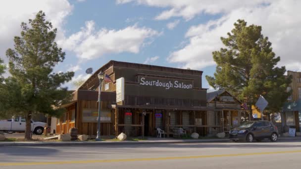 Old Sourdough Saloon in Beatty - BEATTY, EUA - Março 29, 2019 — Vídeo de Stock