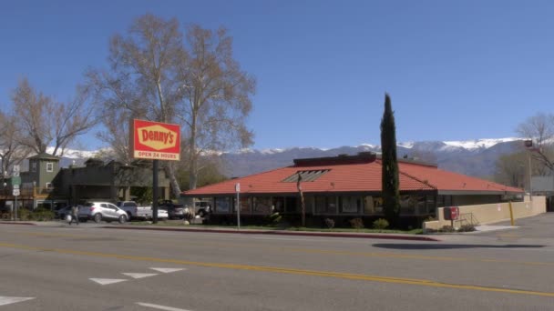 Dennys ristorante nella città di Bishop - VESCOVO, USA - 29 MARZO 2019 — Video Stock