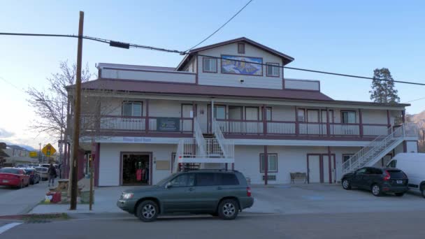 론 파인 LONE PINE CA, USA - MARCH 29, 2019 년 역사적 인 마을에 있는 Whitney Portal Hostel — 비디오