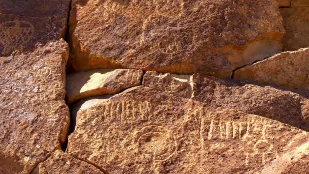 Antike Petroglyphen im Chalfant Valley in der östlichen Sierra — Stockvideo