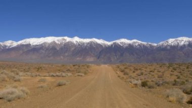 Sierra Nevada boyunca asfaltsız yol