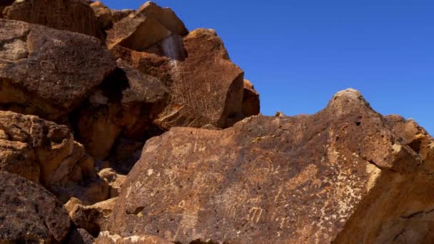 Oude Petroglyfen in Chalfant Valley in het oosten van Sierra — Stockvideo