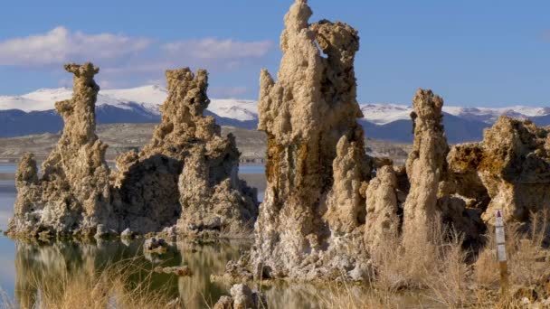 Monomeer met zijn verbazingwekkende Tufa torens — Stockvideo