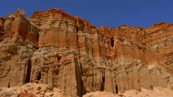 Scenic desert cliffs and buttes at Red Rock Canyon State Park — Stock Video